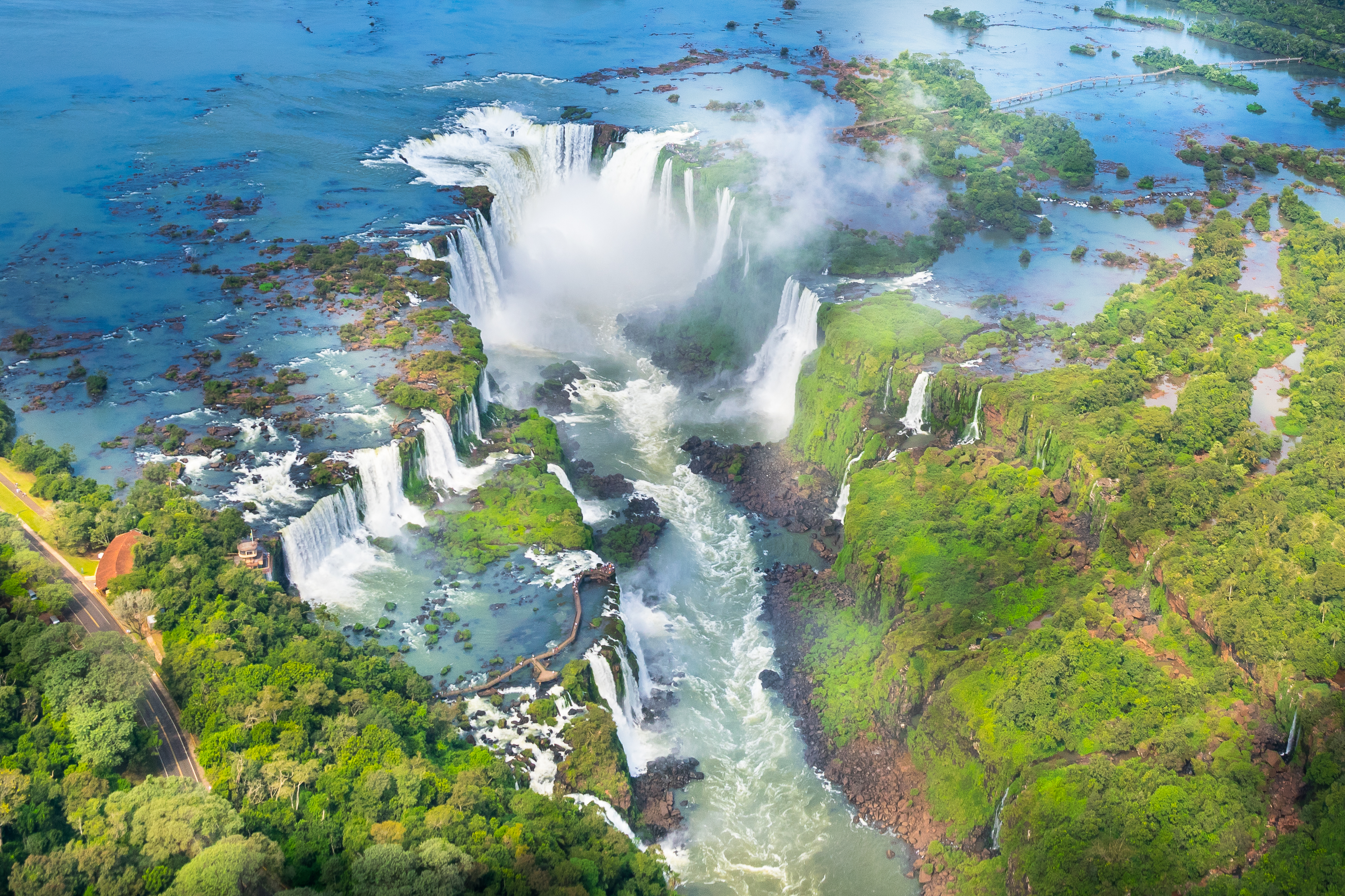 Природные воды бразилии. Водопады Игуасу Аргентина. Бразилия водопады Игуасу. Водопады Фоз де Игуасу. Национальный парк Игуасу, Бразилия / Аргентина.