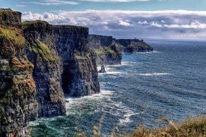 Les falaises en Irlande, entre terre et mer