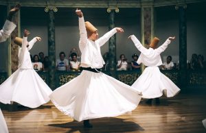 À la confluence de la spiritualité et de la danse : Les Derviches Tourneurs
