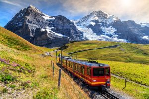 Les trains suisses, voyager au rythme des sommets, une invitation au voyage lent