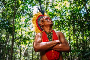 Les peuples indigènes de la forêt amazonienne au Brésil et le chef Raoni