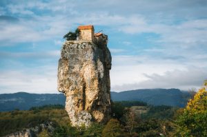 Géorgie : au cœur des montagnes sacrées, là où la foi se fond dans la pierre